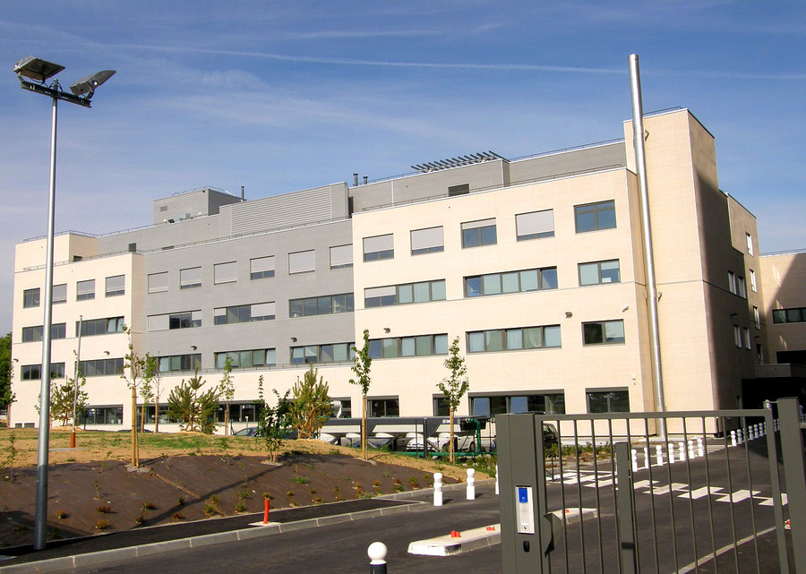 Entrée du bâtiment Jean Dausset / BMT-HC (Bâtiment Médico Technique-Hématologie Clinique)